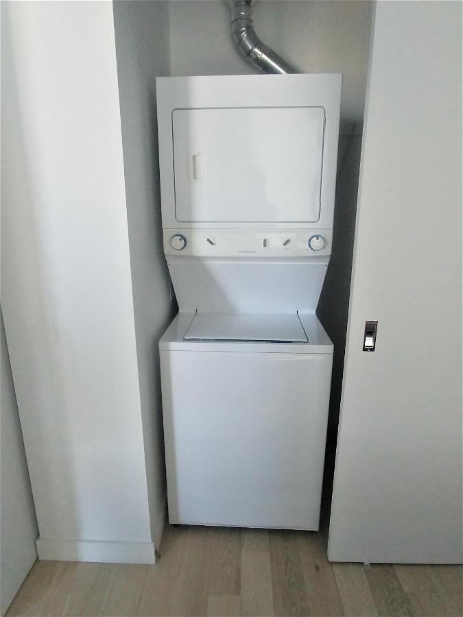 Luxury Skyline Condo In Downtown Free 24/7 Parking Winnipeg Exterior photo